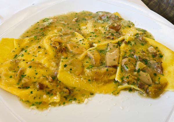 tortellone con funghi