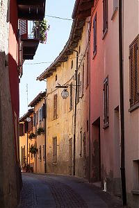 langhe enclosed street